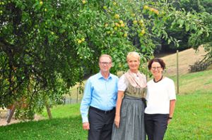 Staatssekretärin Friedlinde Gurr-Hirsch (Mitte) mit den Hoteliers Manfred und Ulrike Haas in St. Roman Foto: Steitz Foto: Schwarzwälder Bote