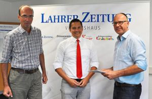 Johannes Fechner (Mitte) mit den LZ-Redakteuren Jörg Braun (rechts) und Herbert Schabel.  Foto: Gieger Foto: Lahrer Zeitung