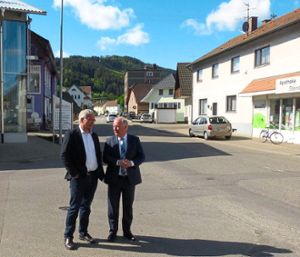 Zu einem Antrittsbesuch war der CDU-Bundestagsabgeordnete Peter Weiß (rechts) nach Steinach gekommen. Auf dem Programm standen ein Gespräch mit Bürgermeister Nicolai Bischler und  ein Rundgang durch die Gemeinde.  Foto: Winkler