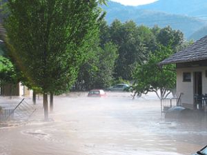 2006 überfluteten Wassermassen die Hofstetter Ortsmitte. Foto: Störr