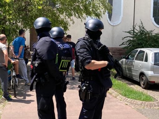 Mit schwerer Ausrüstung sind Polizisten an der Friesenheimer Schule unterwegs. Foto: Bohnert-Seidel