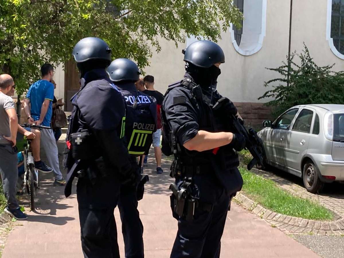 Mit schwerer Ausrüstung sind Polizisten an der Friesenheimer Schule unterwegs.