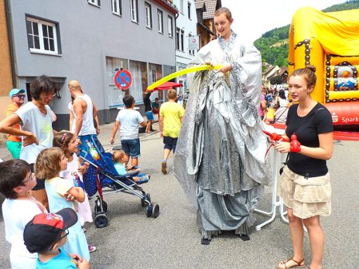 Kleinkünstler sind – wie beim Stadtfest 2015 –   auf der Festmeile unterwegs. Archivfoto: Jehle Foto: Schwarzwälder Bote