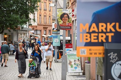 Nicht zu übersehen: Wie hier in der Marktstraße hängen überall im Stadtgebiet Plakate zur OB-Wahl am 22. September.   Foto: Braun