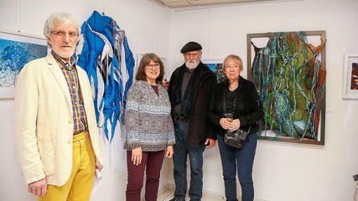 Johann Türck (von links), Regine Staudenmeyer-Türck, Roland Schäfer und  Sigrid Schäfer zeigen in der Kleinen Galerie ihre Werke  – es ist die Abschiedsausstellung dort.   Foto: Decoux-Kone