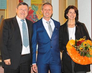Erster Gratulant: Noch-Bürgermeister Heinrich Dixa (links) freute sich nach Verkündung des Wahlergebnisses mit seinem Nachfolger Pascal Weber und dessen Frau Tina.  Foto: Mutz