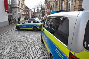 Polizeiwagen standen am Dienstagmittag in der Schillerstraße quer, um den Bereich vor der Sparkasse vom Verkehr freizuhalten. Die Filiale war kurz vor 12 Uhr überfallen worden.   Foto: Schabel