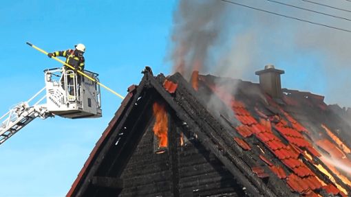 Flammen schlugen aus dem Dachstuhl eines der betroffenen Häuser – die Gebäude brannten komplett aus. Foto: Kamera 24
