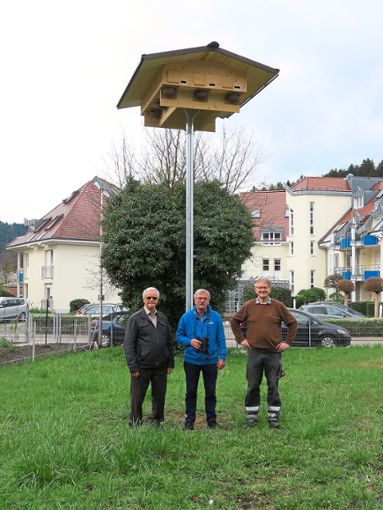 Manfred Uhl (von links), Helmut Opitz vom Nabu und Albert Fehrenbacher  präsentieren das  Schwalbenhaus. Foto: Gemeinde Foto: Lahrer Zeitung