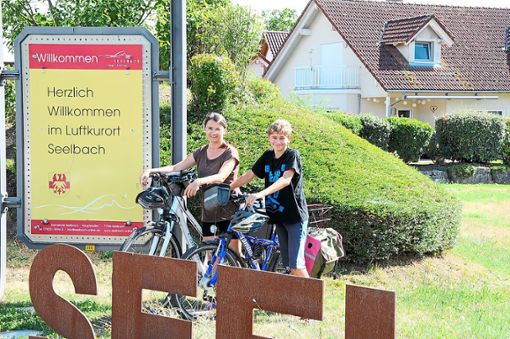 Nils und Nicole Himmelsbach vor dem Eingang von Seelbach, der vorletzten Station ihrer Radtour nach Dörlinbach, wo die Urgroßmutter des zwölfjährigen Jungen wohnt. Foto: Kiryakova