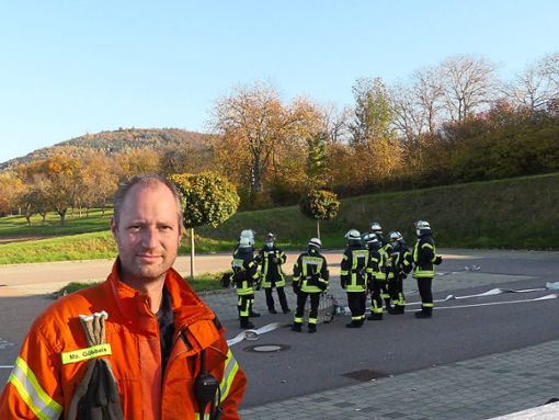 Sie kommen aus Friesenheim, Meißenheim/Kürzell, Neuried und Schwanau und bilden gemeinsam eine Feuerwehrgruppe. Ausbilder Matthias Göbbels ist stolz auf die Nachwuchskräfte. Foto: Bohnert-Seidel