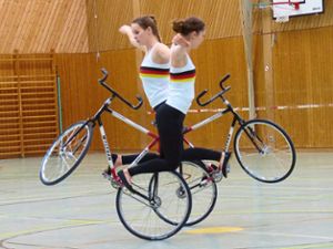 Als Deutsche Meisterinnen im Zweier-Kunstradfahren dürfen Sophie-Marie Nattmann (links)  und Caroline Wurth im DM-Trikot antreten. Foto: Wurth Foto: Schwarzwälder Bote