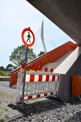 Kaputte Stufen, schlechter Belag: Die Ortenaubrücke  wird später saniert. Foto: Braun