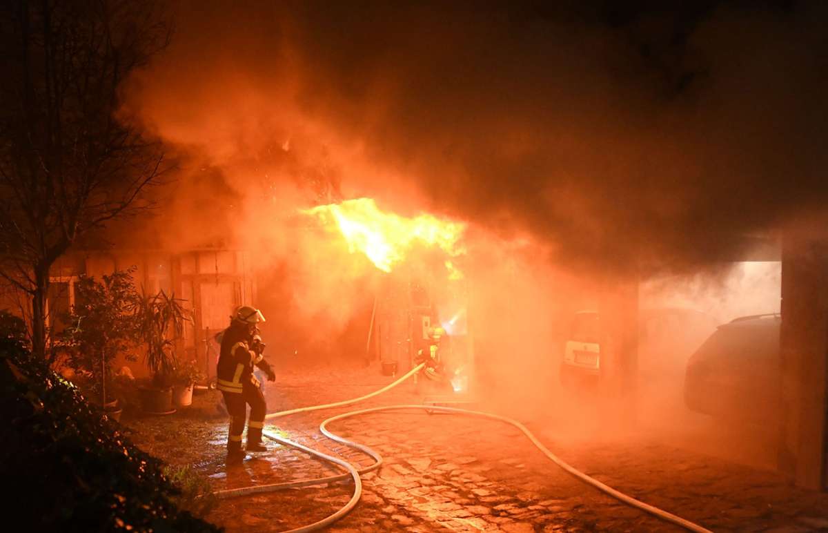 Eine dicke Rauchwolke hing im Dezember über Nonnenweier: Eine Werkstatt ist in Brand geraten. Nun steht die Ursache fest.  Foto: Archiv - Kamera 24