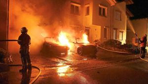 Zwei Autos, ein Mercedes und ein Mini Cooper, die vor einem Carport geparkt waren, brannten bei dem Feuer in der Nacht auf Samstag komplett aus.   Foto: Künstle
