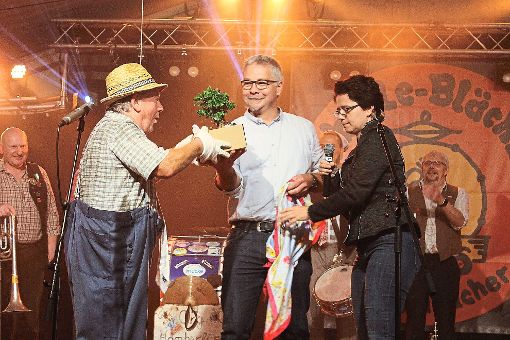 Da staunte Frontmann Ruddel (von links) nicht schlecht: Steinachs neuer Bürgermeister Nicolai Bischler und Marion Gentges (MdL, CDU) überreichten ihm einen Bonsai-Baum. Foto: Störr Foto: Schwarzwälder-Bote