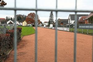 Auch das Gitter hielt die Täter nicht davon ab, die frisch sanierte Aschenbahn beim Mahlberger Sportplatz zu betreten und zu beschädigen. Foto: Decoux-Kone