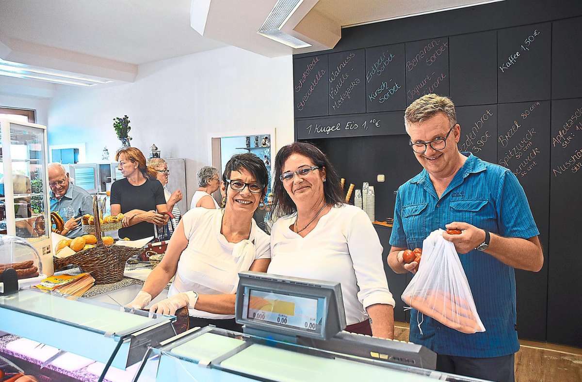 Im August 2019 ist der Hofladen in Ichenheim eröffnet worden. Veronika Reber (von links), Christine Karakurt und Jürgen Kautz freuten sich über die große Anzahl an Kunden. Im April wird Inhaberin Karakurt den Laden wieder schließen. Foto: Goltz