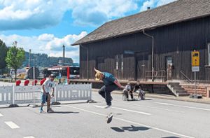 Die Haslacher Bundesstraße vorm Bahnhof ist am Sonntag kurzerhand zum Skatepark umfunktioniert worden. Foto: Fischer