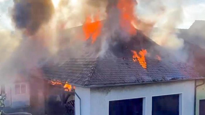 Bewohner konnten sich retten: Dachstuhl in Ettenheim wird zum Raub der Flammen