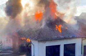 Beim Eintreffen der Feuerwehr schlugen Flammen aus dem Dachstuhl. Foto: Einsatz-Report 24