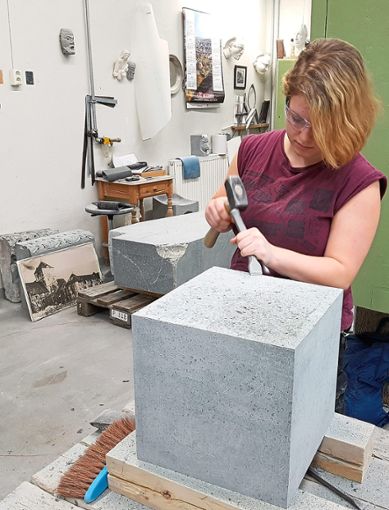 Ilka Wieber arbeitet an ihrem Stein in der Dombauhütte in Trondheim: Das Material in Norwegen ist ein anderes als an ihrer eigentlichen Arbeitsstätte in Freiburg, sagt die 17-Jährige.  Foto: Zebura