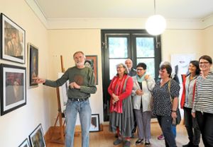 Dieter Hans Atz (links) zeigte im Bahnhöfle seine Kunstwerke.  Foto: Baublies