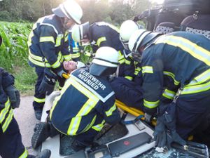 Die Feuerwehren aus Neuried und Meißenheim haben gemeinsam den Ernstfall geübt. Dabei wurde unter anderem eine verletzte Person aus einem Auto befreit.   Foto: Fink
