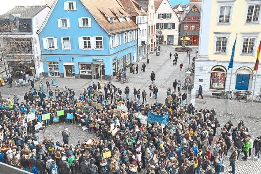 So ging es los: 500 Schüler beteiligten sich im Januar 2019 mit  Schulstreik an einer Demonstration vor dem Rathaus Offenburg. Archivfoto: Röckelein Foto: Lahrer Zeitung
