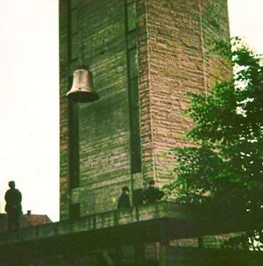 Ein Blick in die Vergangenheit: Freiwillige hatten vor 50 Jahren die Glocken von St. Mauritius mit einer Drahtseilwinde an ihren Bestimmungsort in den Glockenturm gedreht.   Foto: privat Foto: Lahrer Zeitung