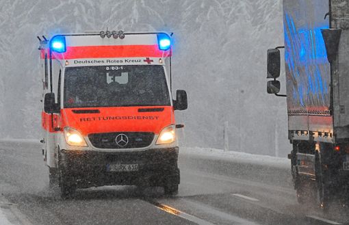 Ein Rettungswagen unterwegs bei Schnee und Glätte: Die Zielzeit von 15 Minuten schafft er nur selten. Foto: Seeger Foto: Lahrer Zeitung