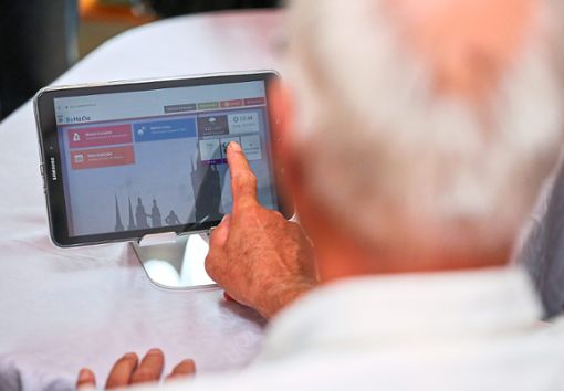 Für manche Senioren ist der Umgang mit Tablet und Smartphone kein Problem, andere tun sich eher schwer, berichtet  Referent Michael Doh.  Foto: Woitas