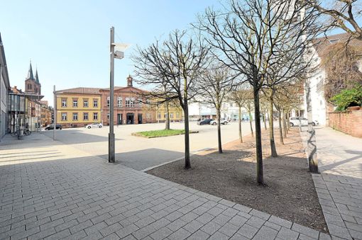 Grau und kahl zeigt sich der Rathausplatz. Foto: Baublies