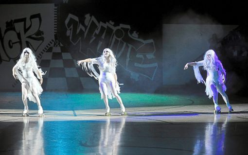 Auch ein Tanz von Gespenstern gehörte zur Show zum Thema Schwarz und Weiß. Foto: Schwarzwälder Bote