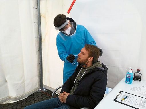Apotheker Constantin Bähr nimmt einen Abstrich aus dem Nasen-Rachen-Raum.  Foto: Köhler