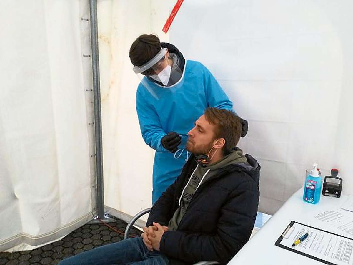 Apotheker Constantin Bähr nimmt einen Abstrich aus dem Nasen-Rachen-Raum.