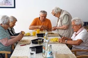 Ein erfolgreiches Angebot der Nachbarschaftshilfe ist die Kochgruppe, hier bei einem Treffen im Sommer 2018.  Foto: Archiv Foto: Lahrer Zeitung