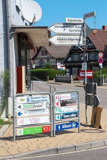 Bereits im Juli 2018 war der Schilderwald in Altenheim (Foto) Thema im Gemeinderat.  Foto: Archiv/Lehmann Foto: Lahrer Zeitung