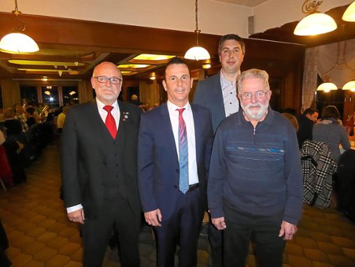 Armin Schwarz (von links), Nachfolger Armin Klausmann,Vizepräsident Jürgen Isenmann und Ehrenpräsident Gerhard Roth   Foto: Dorn