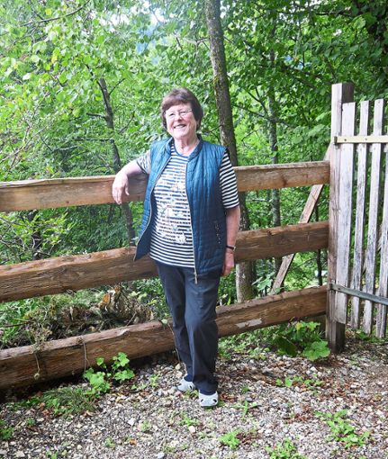 Expertin Karin Pätzold vor ihrem Pilzgarten,  in dem zur Zeit wegen der Dürre keine Pilze zu sehen sind.Foto: Kornfeld Foto: Schwarzwälder Bote