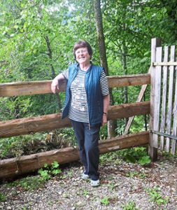 Expertin Karin Pätzold vor ihrem Pilzgarten,  in dem zur Zeit wegen der Dürre keine Pilze zu sehen sind.Foto: Kornfeld Foto: Schwarzwälder Bote