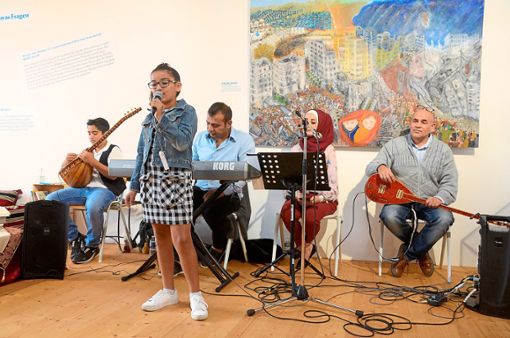 Die Gruppe Deutsche Kurden sorgten bei der Ausstellung mit Ronya Shamsani (am Mikrofon) und ihrem Bruder Farhat (links) für die Musik. Foto: Baublies Foto: Lahrer Zeitung