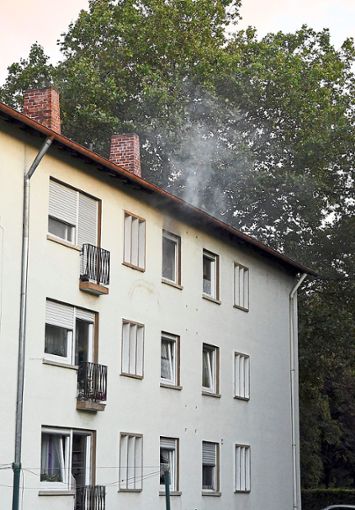 In  der Heiligenstraße musste die Feuerwehr im dritten Obergeschoss eines Mehrfamilienhauses einen Küchenbrand löschen. Nur einige Zeit vorher rückten die Feuerwehrleute zu einem Küchenbrand in der Alleestraße aus. Foto: Kamera 24