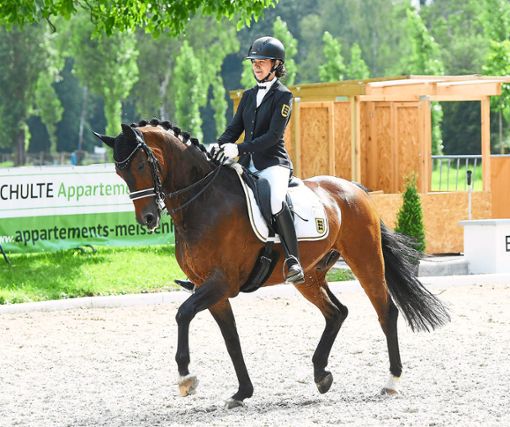 Fabienne Fürst auf ihrem Pferd Serafino 23 bei den Dressur-Landesmeisterschaften in Meißenheim.Foto: Künstle Foto: Lahrer Zeitung