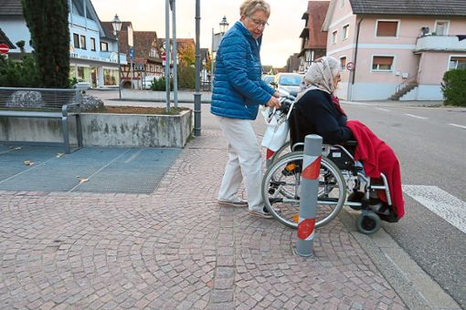 Sieglinde Bischoff zeigt, wie schwierig es für Rollstuhlfahrer wie ihre  Mutter Maria Mieth ist, zur Brücke zu gelangen. Möglich ist das nur durch eine Drehung des Rollstuhls.   Foto: cbs