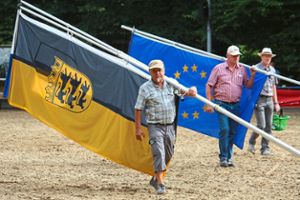 Walter Markstahler (links) und Werner Roth tragen die Fahnen für die Siegerehrung herbei. Foto: Weinmann Foto: Lahrer Zeitung