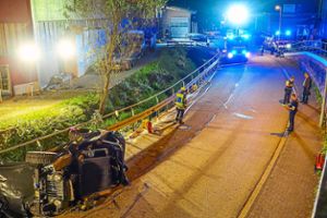 Ein schrecklicher Unfall hatte sich am Samstagabend in der Ortsdurchfahrt Oberharmersbach ereignet. Der 28-jährige Fahrer des Geländewagens ist noch am Unfallort gestorben.   Foto: Einsatz-Report24