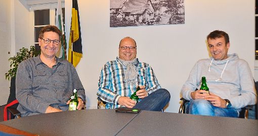 Die Vereinsvorstände diskutierten in geselliger Runde (von links): Hansi Singer von der Narrenzunft, Edgar Mäntele vom Sportclub und Markus Neumaier von der Musikkapelle Hofstetten. Foto: Bauer