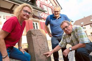 Ekkehard Klem (rechts) erläutert Dagmar und Roland Herzog den mehr als 40 Jahre alten Grenzstein.   Foto: Bohnert-Seidel