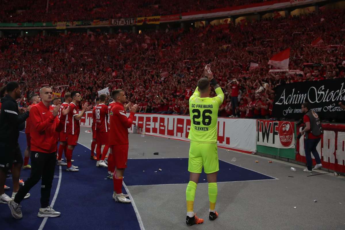 Die Freiburger Spieler bedanken sich nach der Niederlage bei den Fans für die Unterstützung.
